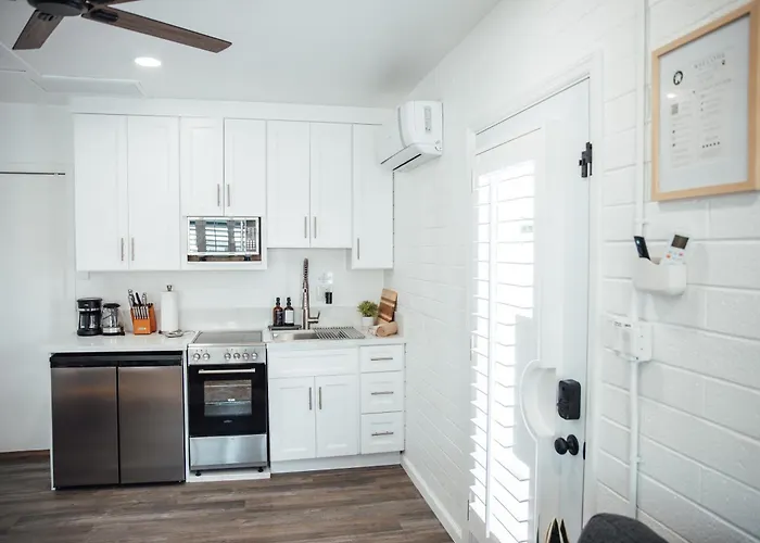 Apartment Renovated With Sunny Patio - Walkable To Old Town! *